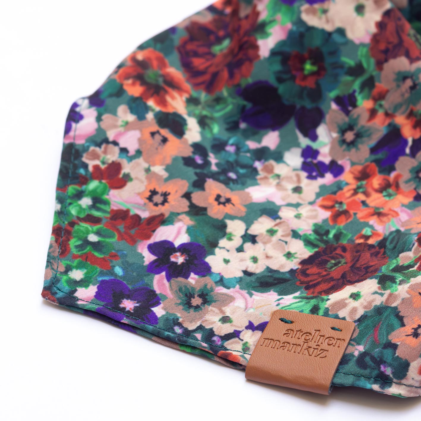 Bandana pour chien à fleurs sur fond vert