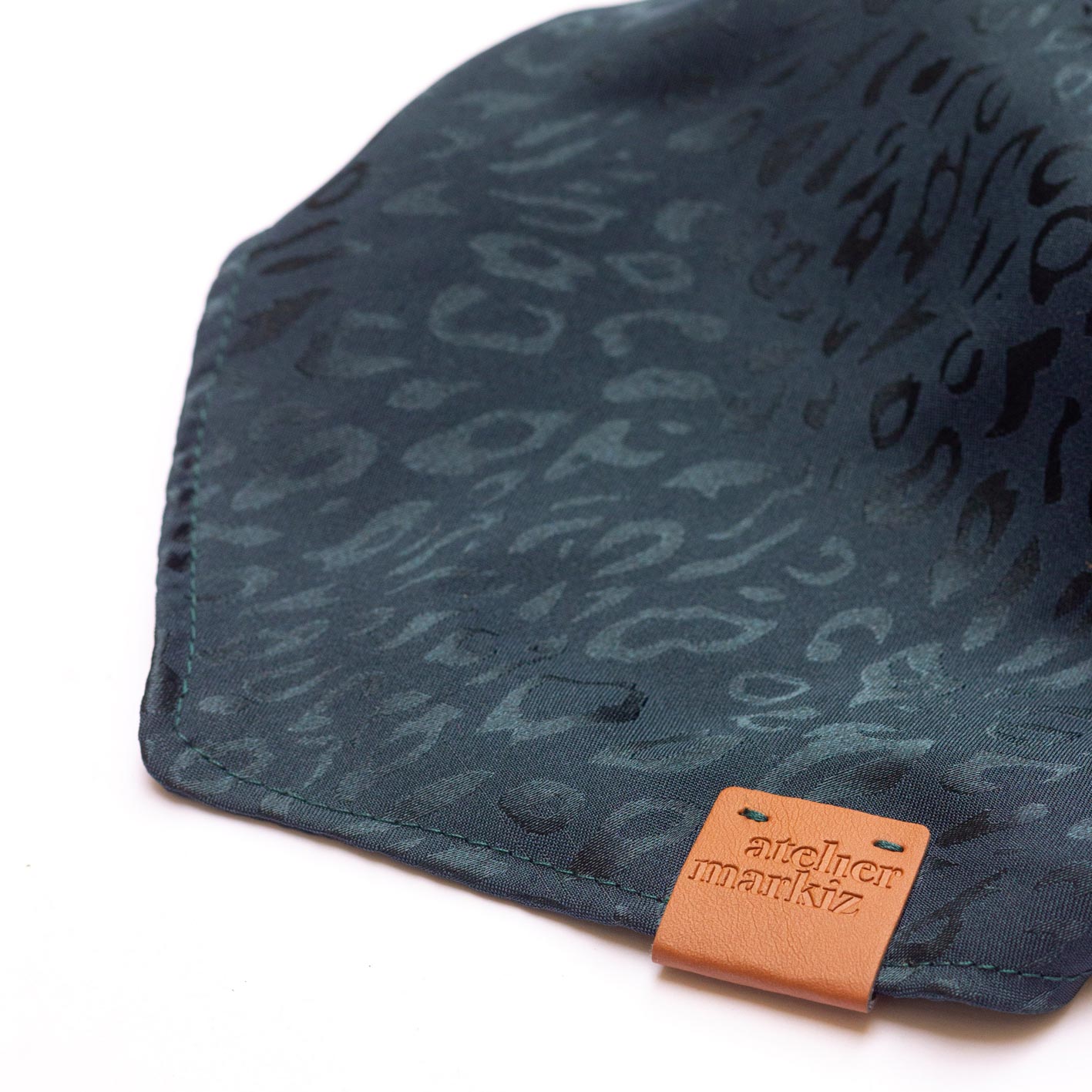 Bandana pour chien à motif léopard ton sur ton vert émeraude